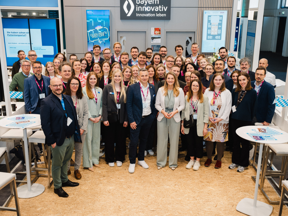 Gruppenfoto Bayernpavillon bei der DMEA 2026
