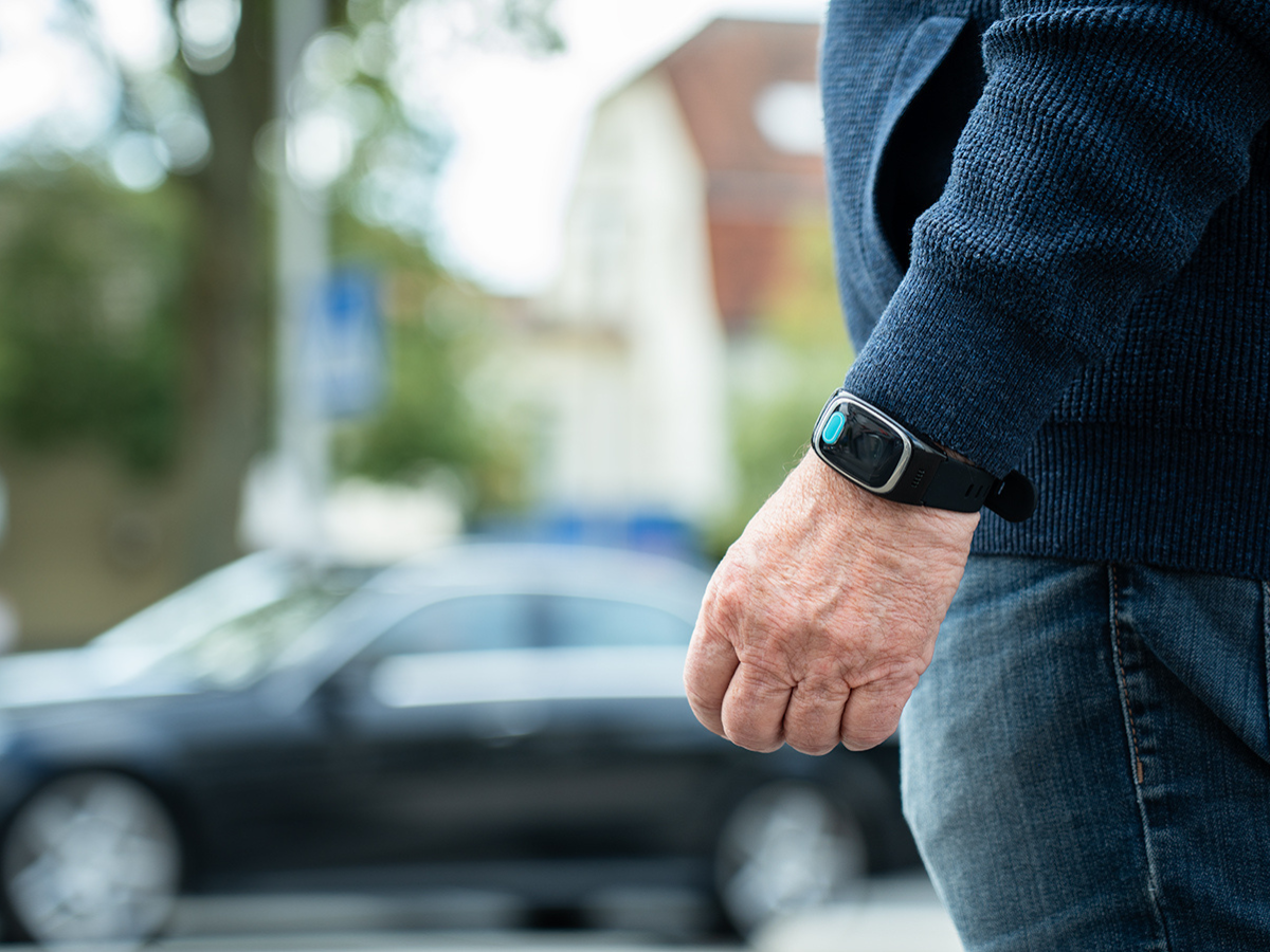 Mann trägt intelligente Uhr als GPS-Tracker