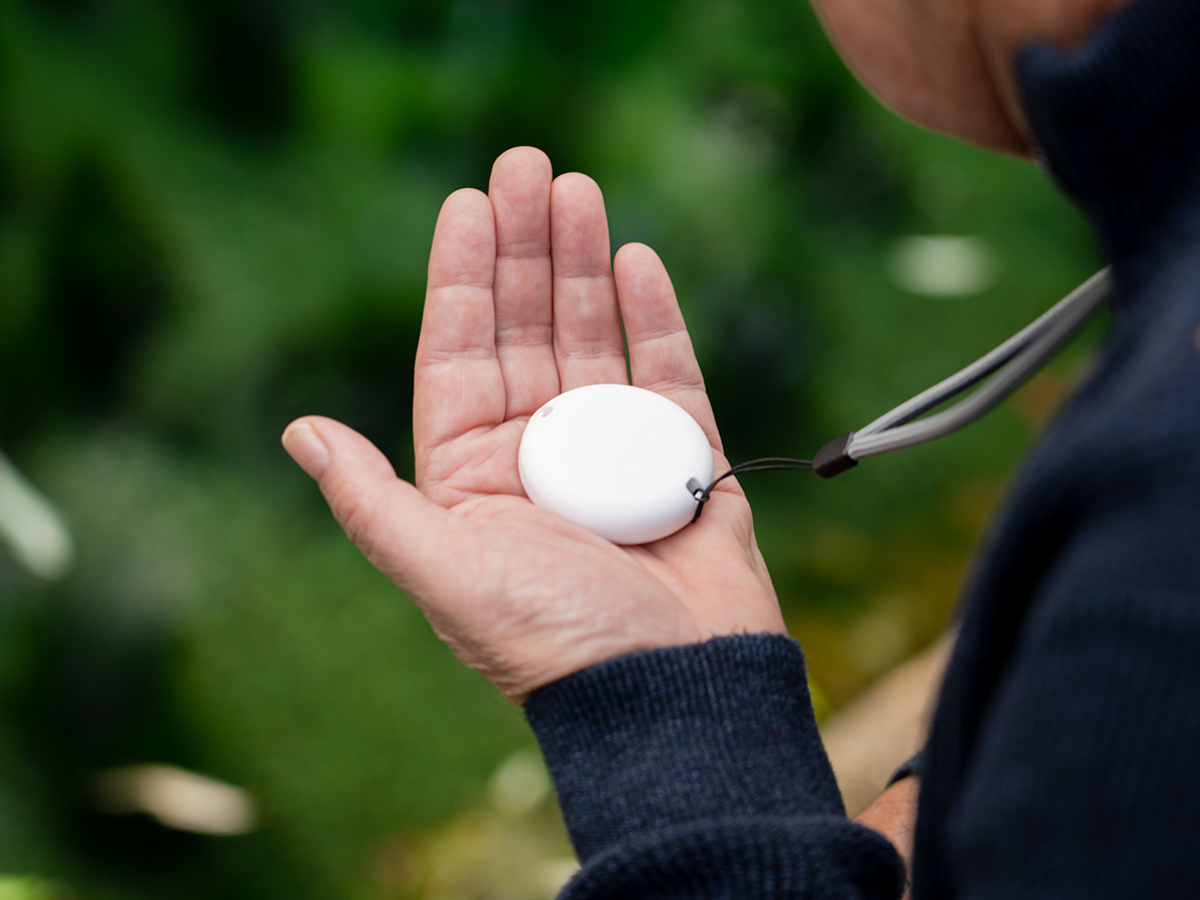 GPS Tracker, der an einem Band befestigt ist.