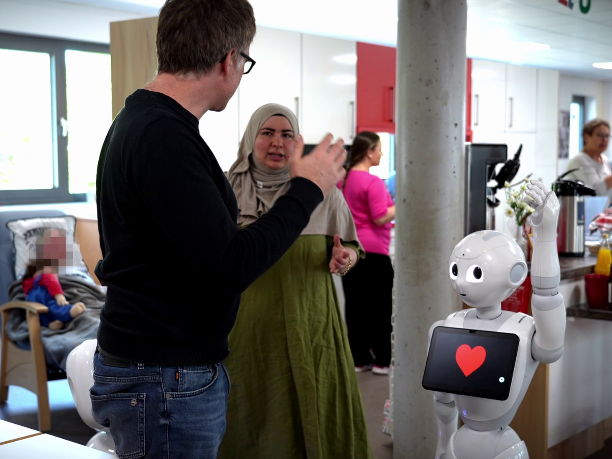 Roboter Pepper hebt den Arm.