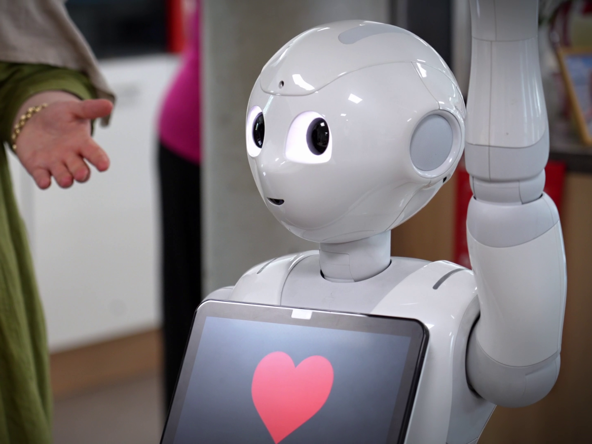 Roboter Pepper aktiviert die Seniorinnen und Senioren in der Tagespflege in Erlenbach am Main. (Bild: KiPf)