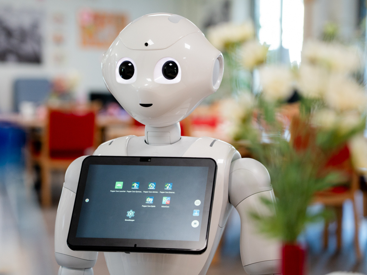 Der Roboter Pepper mit aktiviertem Tablet.