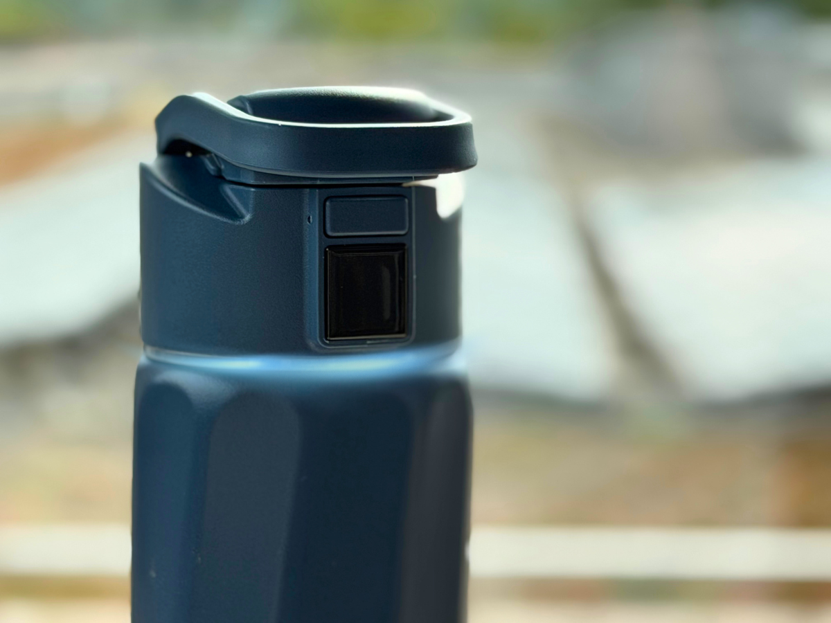 Smarte Trinkflasche mit Leuchtfunktion