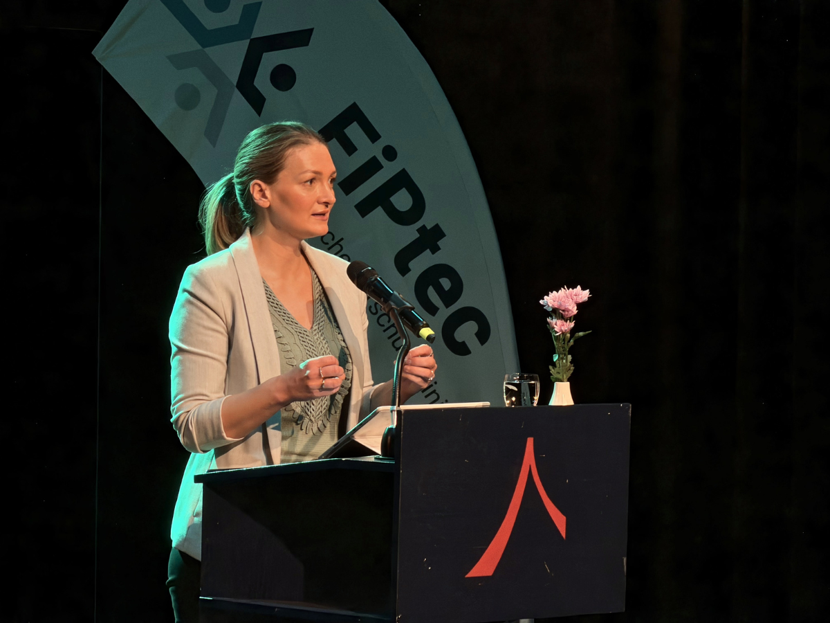 Ministerin Judith Gerlach bei ihrer Ansprache am Rednerpult