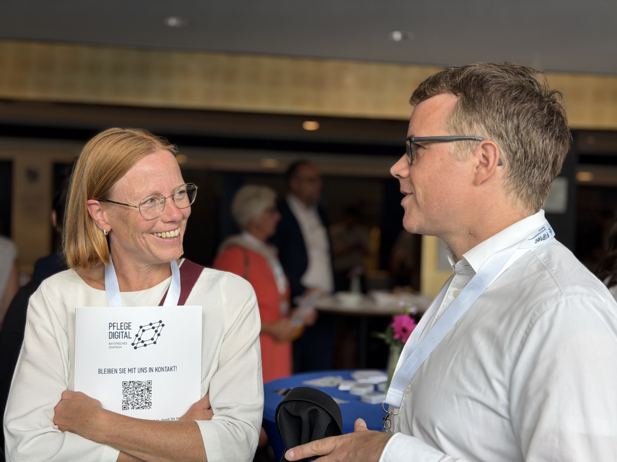 Tom Zentek im Gespräch mit einer Frau