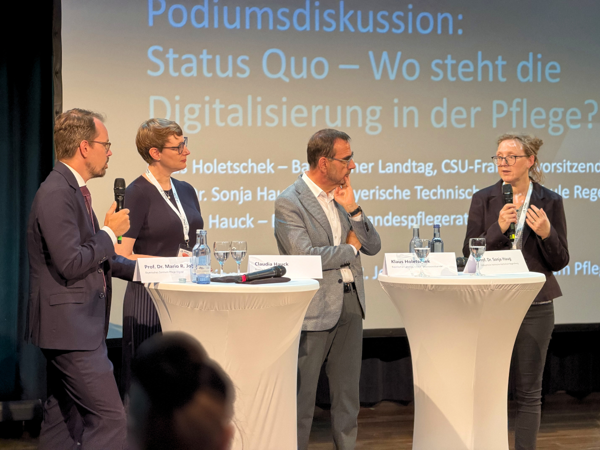 Podiumsdiskussion mit vier Personen
