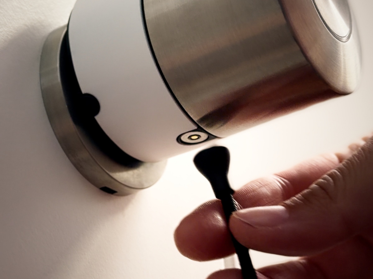 Das elektrische Schloss wird im montierten Zustand mit einem Ladekabel verbunden.