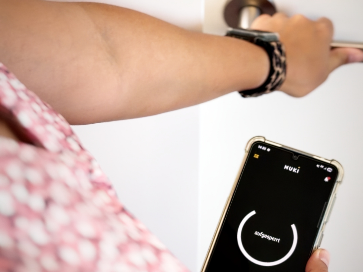 Auf dem Smartphone ist eine App zum Entsperren der Tür.