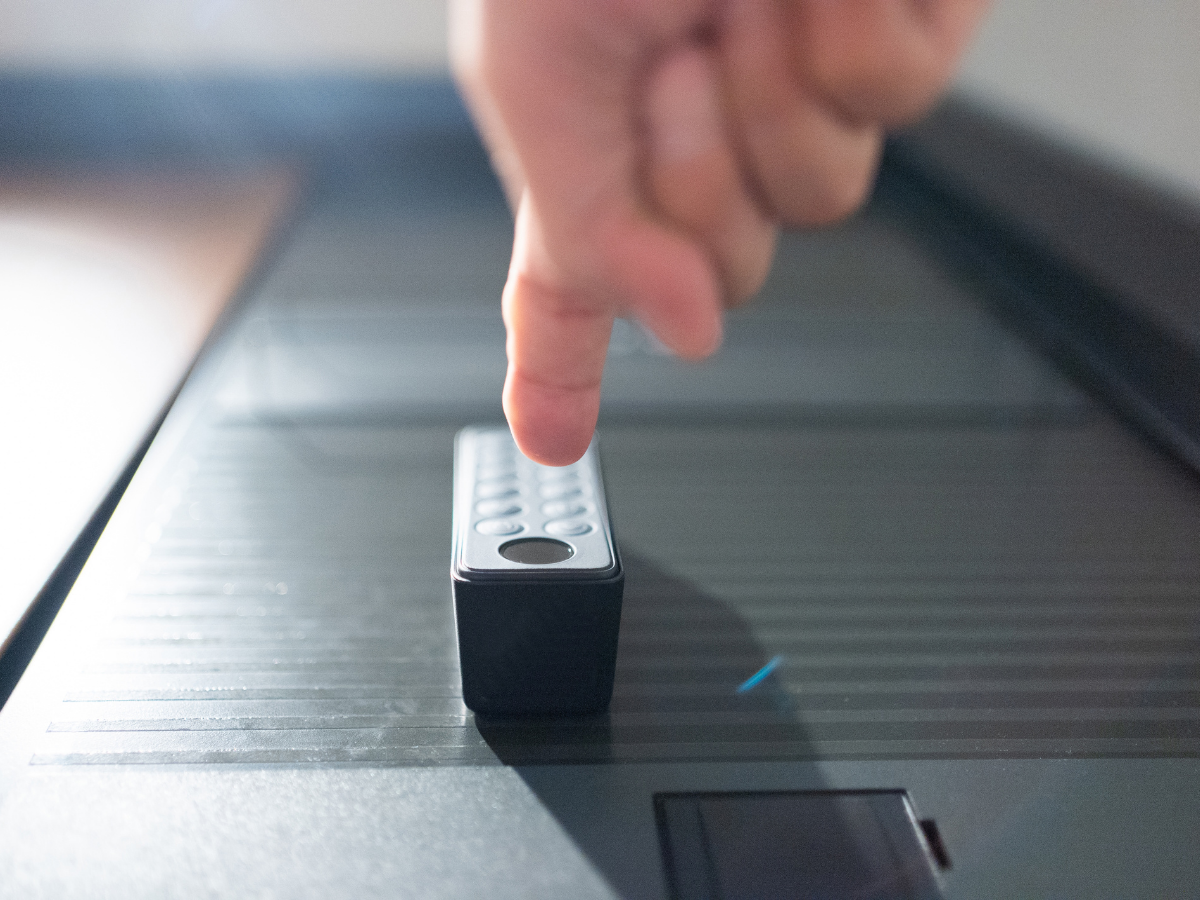 Neben der Tür befindet sich ein Keypad mit Fingerabdruck-Scanner.