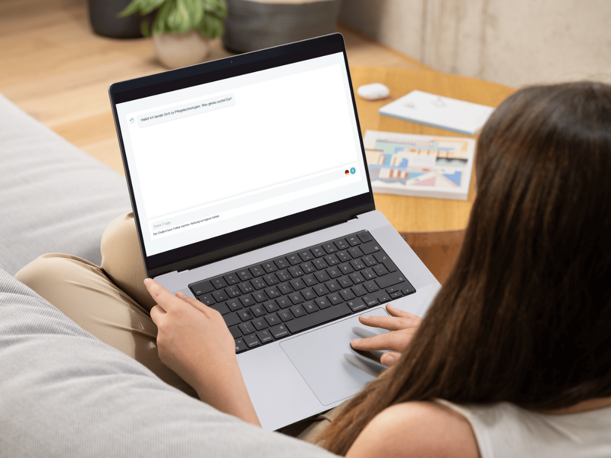 Am Laptop wird der KiPf Chatbot in der Technologiedatenbank genutzt.