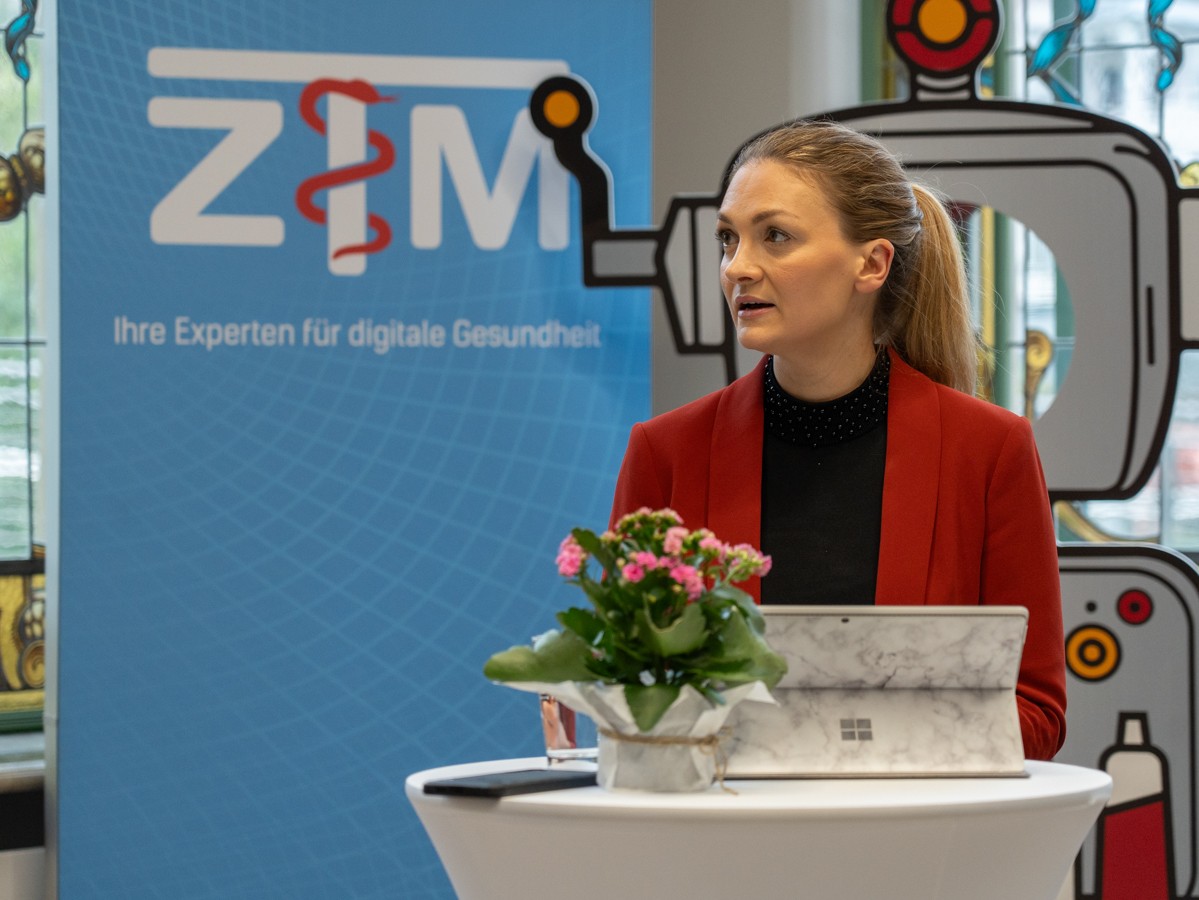 Staatsminister Judith Gerlach spricht an der Kick-Off Veranstaltung des KiPf