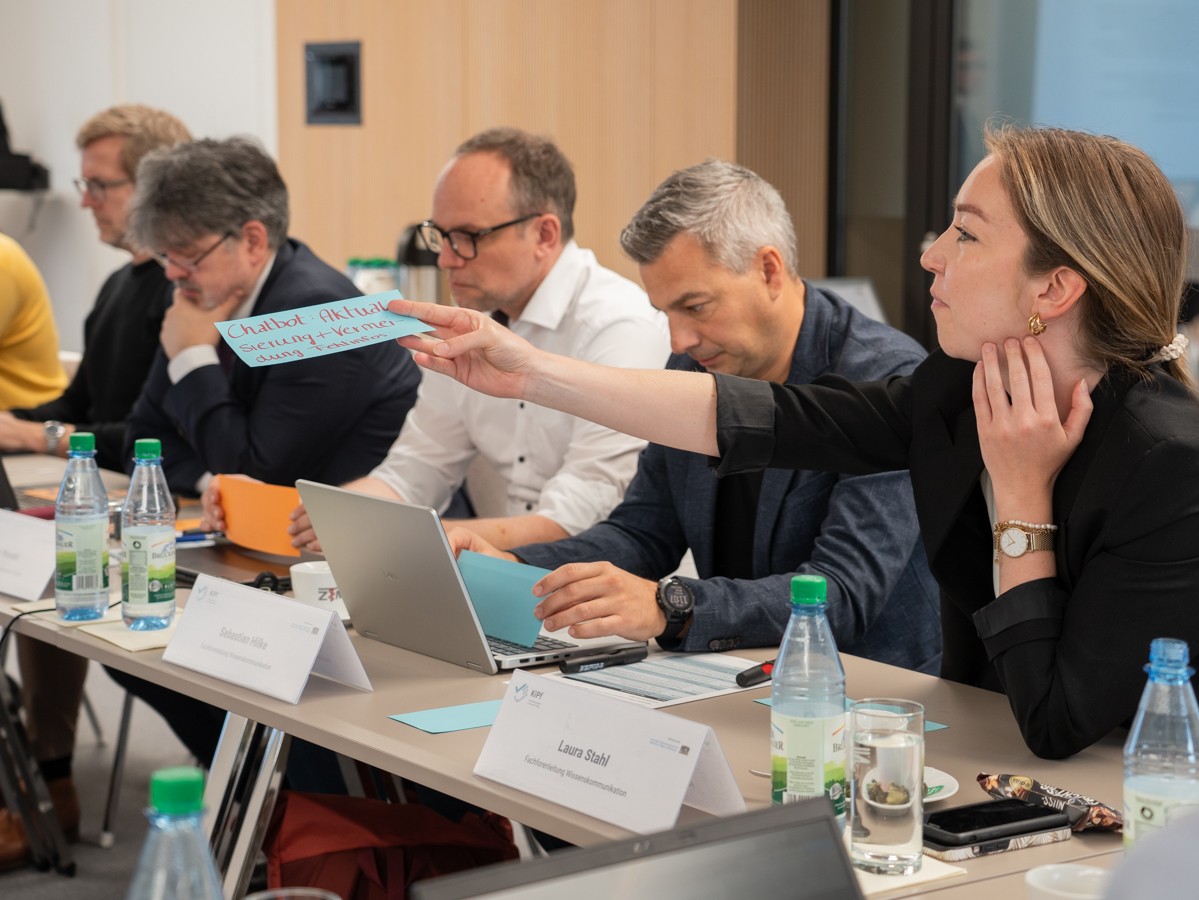 Fachforenleitung beim Überreichen einer ausgefüllten Moderationskarte