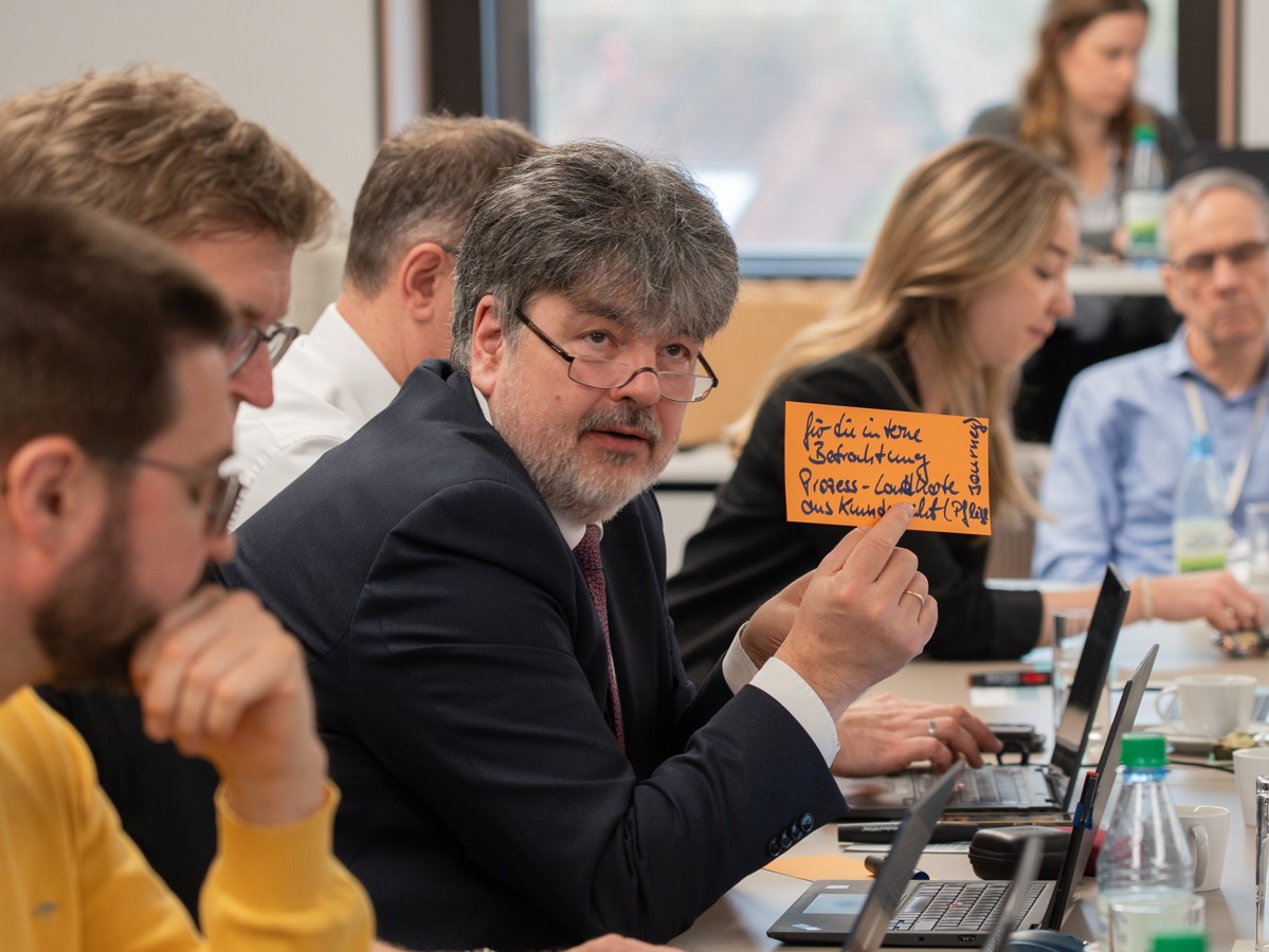 Fachforenleitung präsentiert ausgefüllte Moderationskarte