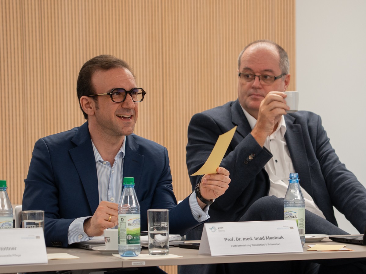 Fachforenleitung von vorne mit Moderationskarte in der Hand