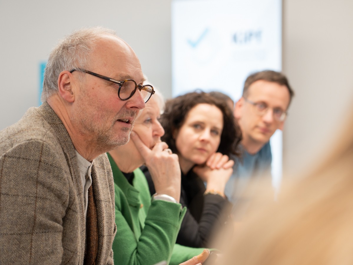 Fachforenleitungen beim Diskutieren in einer Reihe hintereinander
