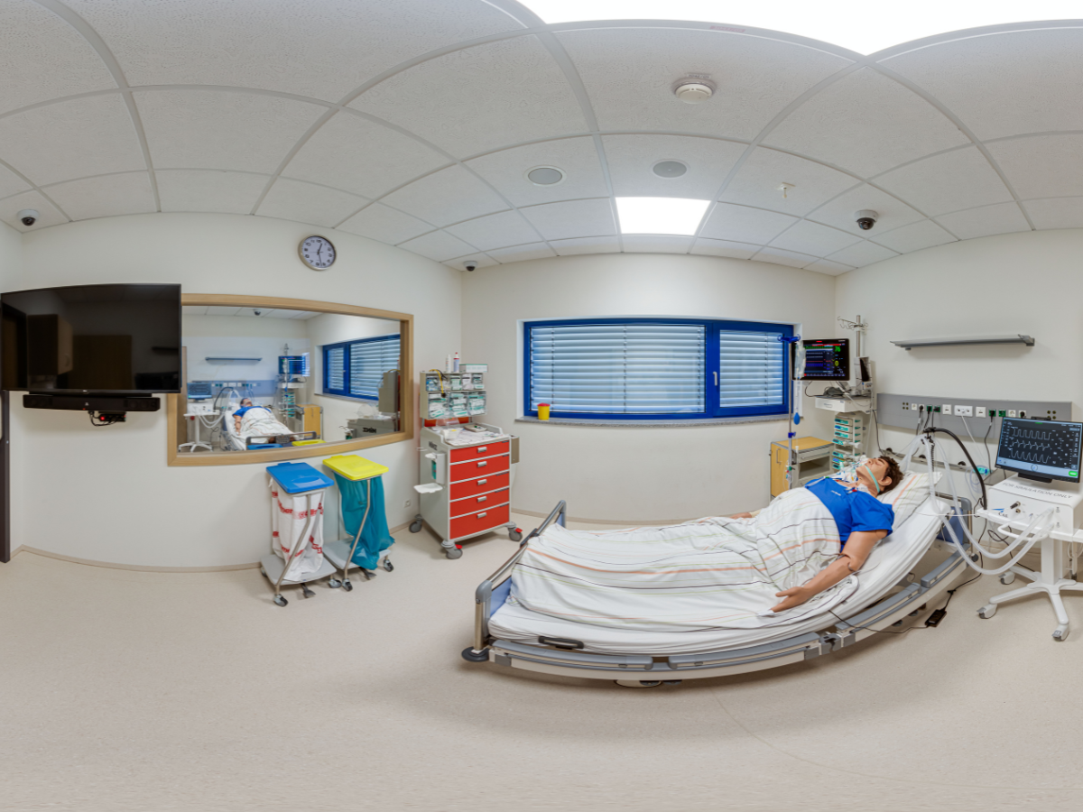 Innenansicht des Skills Lab in 360 Grad Winkel, Pflegepuppe im Pflegebett und medizinischen Geräten