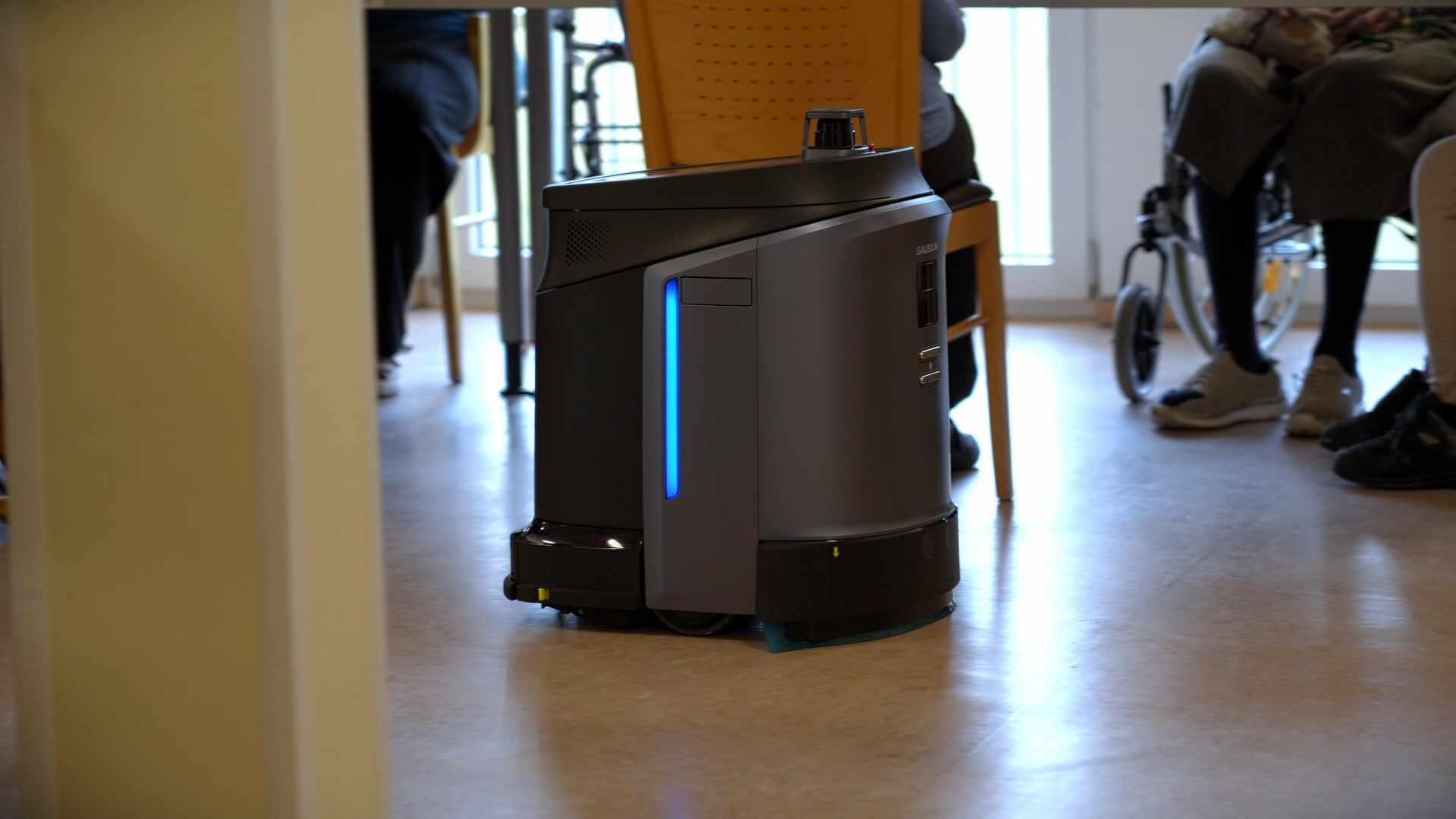 Schwarzer kniehoher Reinigungsroboter wischt Boden