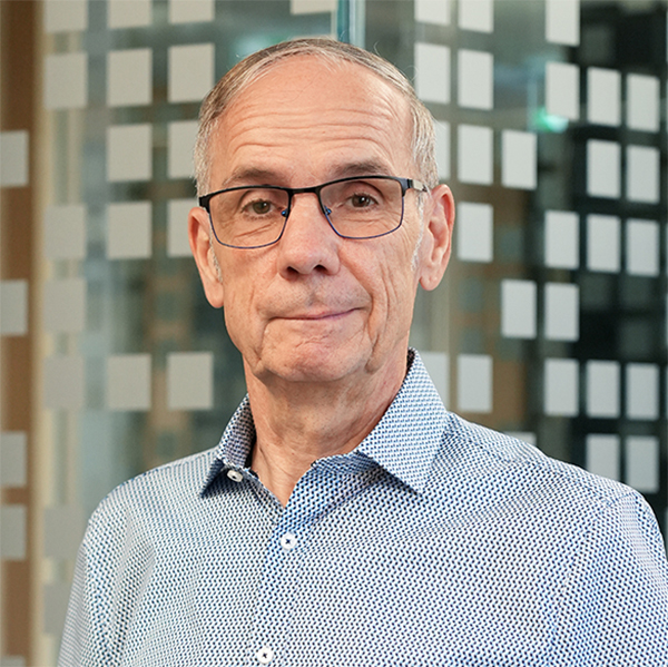 Porträtfoto von Dieter Ebinger. Älterer Mann mit grauen Haaren und Brille.