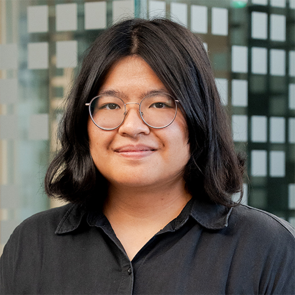 Porträtfoto von Jane Vanhnadak. Asiatische Frau mit kurzen schwarzen Haaren, Brille und dunklen Augen.