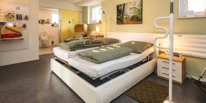 Pflegedoppelbett und diverse Aufstehhilfen in der Musterwohnung