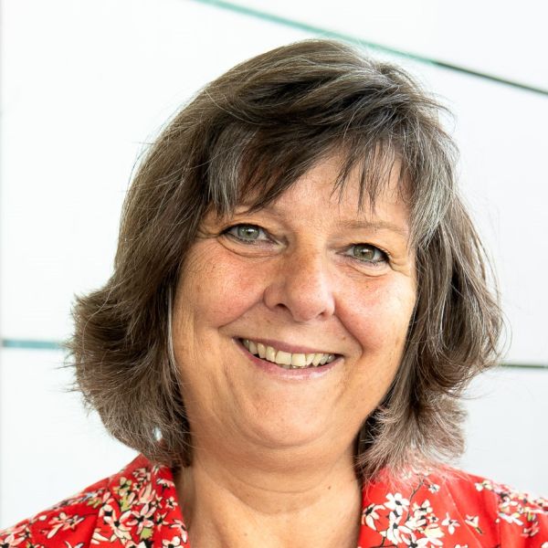 Porträtfoto von Dr. Sabine Berninger. Ältere Frau mit dunkelblonden und grauen mittellangen Haaren und grünen Augen.
