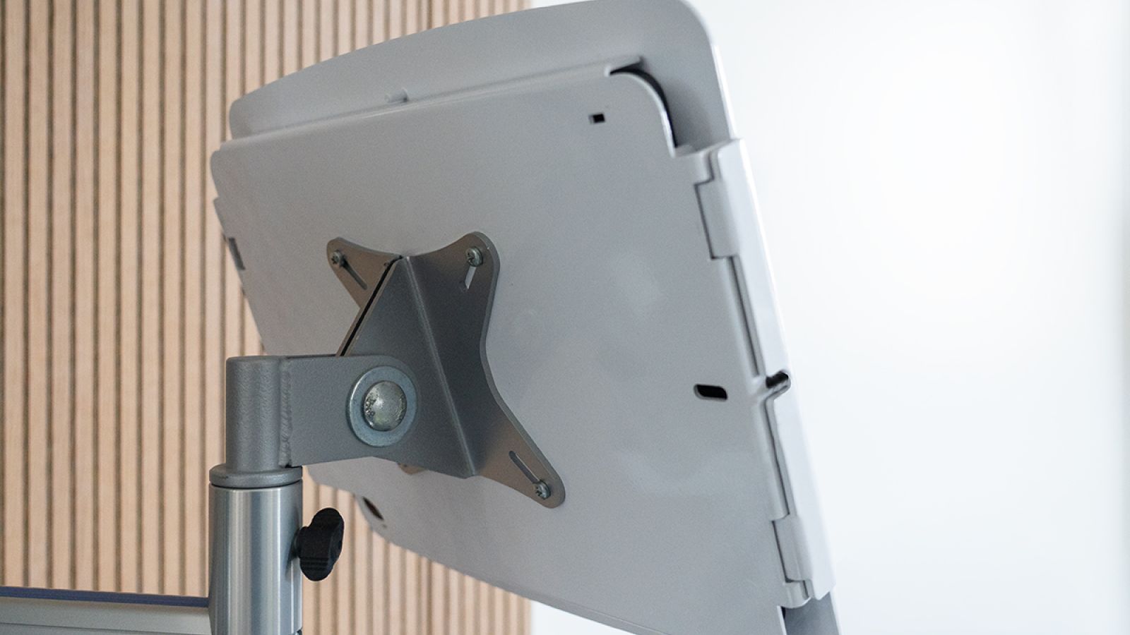 Ein Tablet ist von hinten in einer Halterung fixiert.