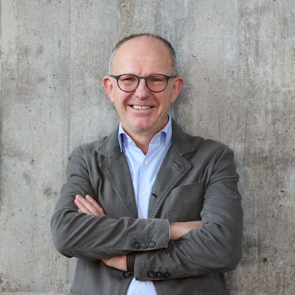 Porträtfoto von Dr. Stefan Arend. Älterer Mann mit kurzen grauen Haaren, Brille und braunen Augen.