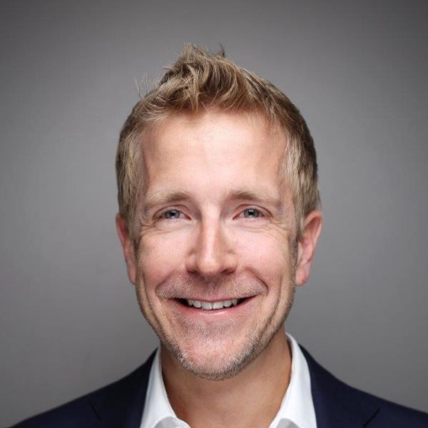 Porträtfoto von Prof. Dr. Alexander König. Mann mit kurzen blonden Haren, Dreitagebart und grauen Augen.