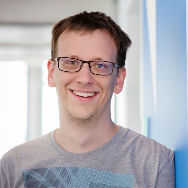 Porträtfoto von Michael Stockerl. Mann mit kurzen dunkelbraunen Haaren, Brille und dunkelblauen Augen.