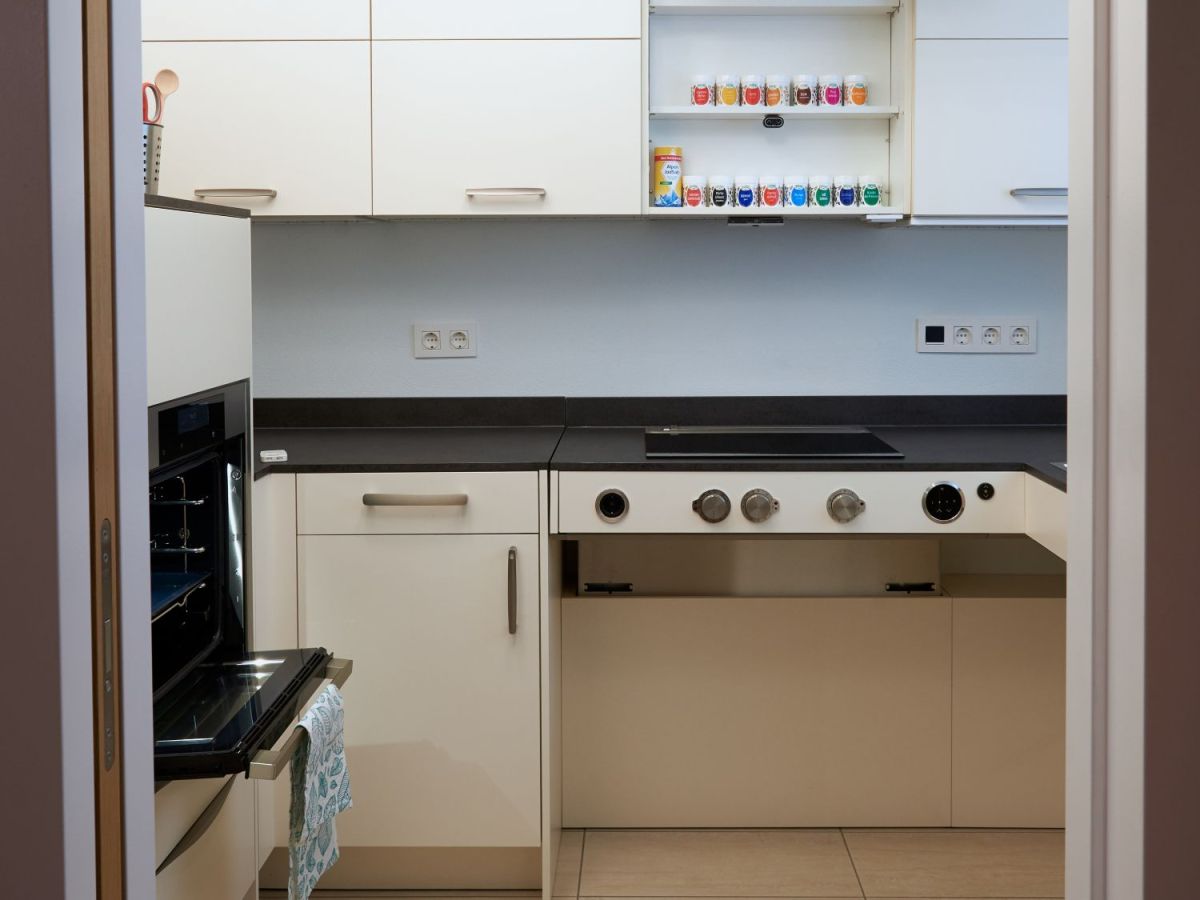 Barrierearme Küche in AAL Living Lab, unterfahrbarer Herd und Backofen auf Arbeitshöhe