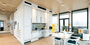 Küchenzeile mit hellen Fronten und Esstisch in der Musterwohnung