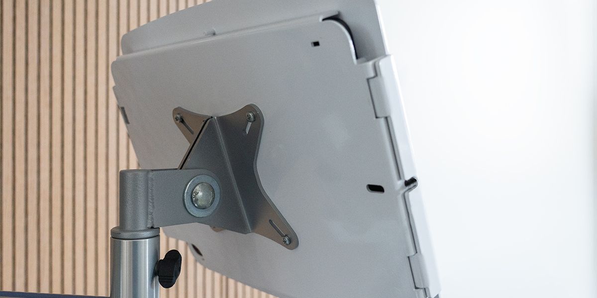 Ein Tablet ist von hinten in einer Halterung fixiert.