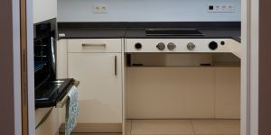 Barrierearme Küche in AAL Living Lab, unterfahrbarer Herd und Backofen auf Arbeitshöhe