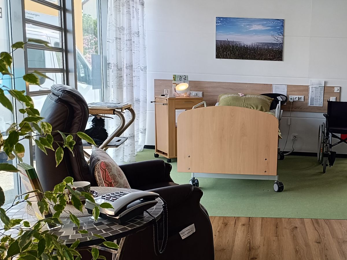 Aufstehsessel und Pflegebett in der Musterwohnung