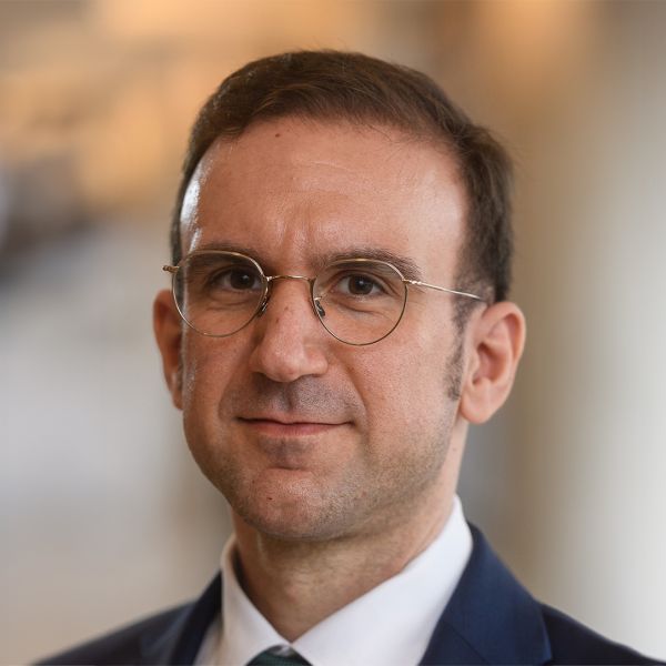 Porträtfoto von Prof. Dr. med. Imad Maatouk. Mann mit dunkelbraunen Haaren, Brille und dunkelbraunen Augen.