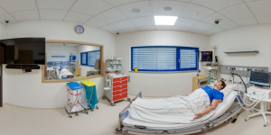 Innenansicht des Skills Lab in 360 Grad Winkel, Pflegepuppe im Pflegebett und medizinischen Geräten