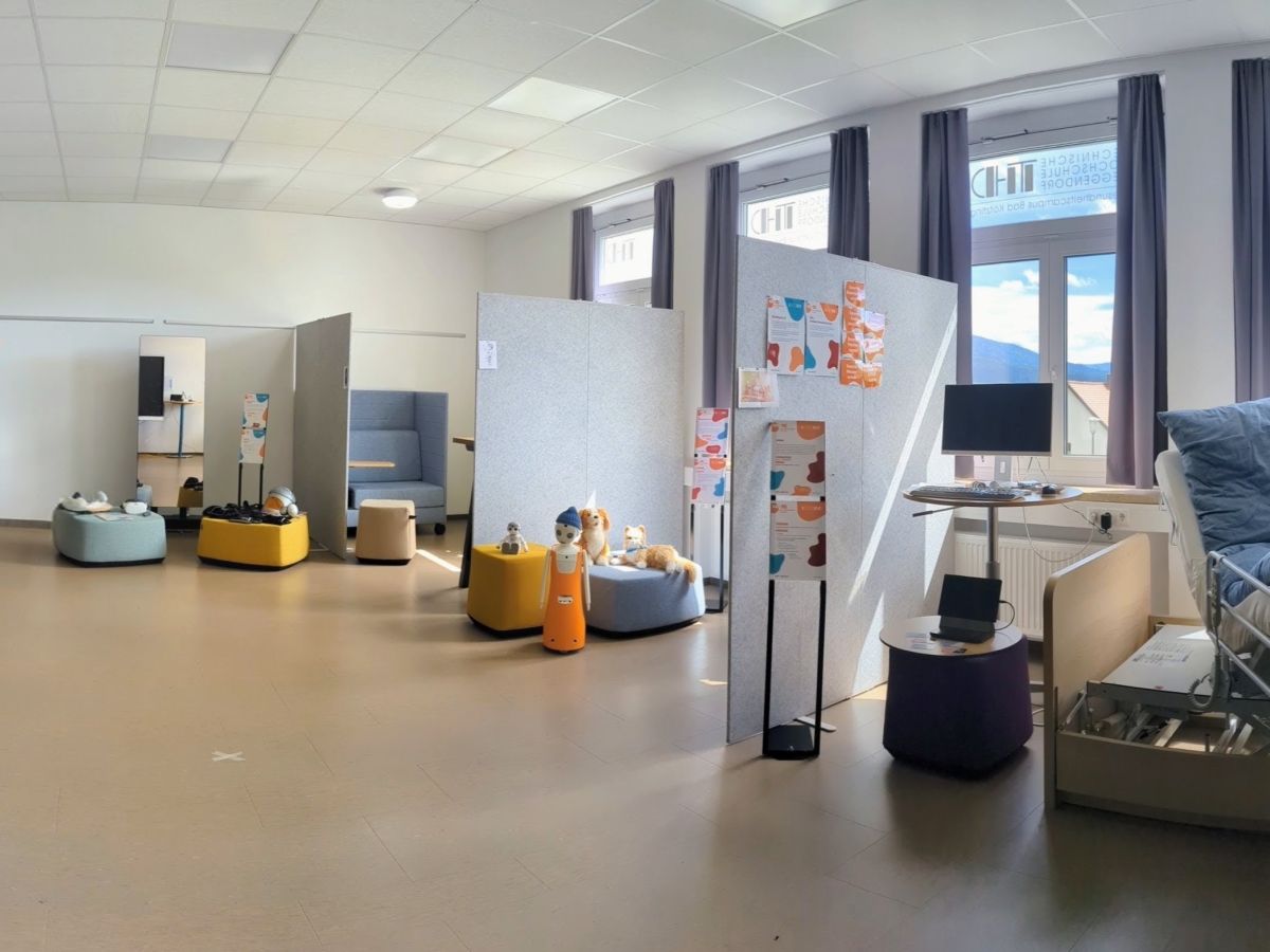 Innenraum des HealthLab, Raumtrenner, die verschiedene Exponate wie Pflegebett und Roboter räumlich voneinander abbildet